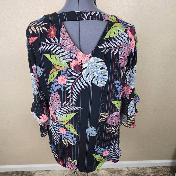 NY Collection Floral on Black Blouse with Back Cutout Size 1X (4190) - Picture 3 of 6